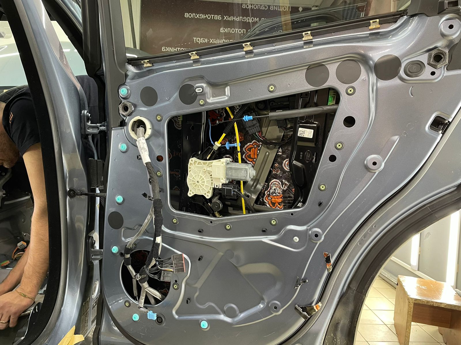 Двери 1 сл вибро2 шумоизоляция Range Rover Velar фото